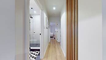Casa Hotels Elegant 2BR Suite in Leslieville