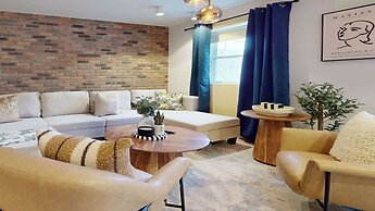 Casa Hotels Elegant 2BR Suite in Leslieville