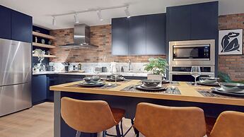 Casa Hotels Elegant 2BR Suite in Leslieville