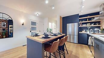 Casa Hotels Elegant 2BR Suite in Leslieville