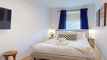 Casa Hotels Elegant 2BR Suite in Leslieville