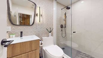 Casa Hotels Elegant 2BR Suite in Leslieville
