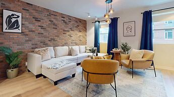 Casa Hotels Elegant 2BR Suite in Leslieville