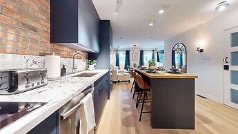 Casa Hotels Elegant 2BR Suite in Leslieville