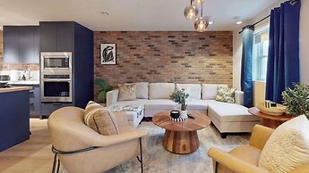Casa Hotels Elegant 2BR Suite in Leslieville