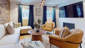 Casa Hotels Elegant 2BR Suite in Leslieville
