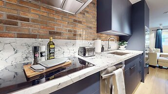 Casa Hotels Elegant 2BR Suite in Leslieville