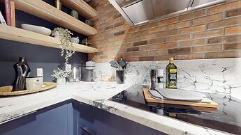Casa Hotels Elegant 2BR Suite in Leslieville