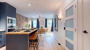 Casa Hotels Elegant 2BR Suite in Leslieville