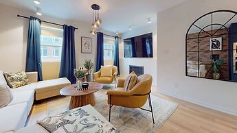 Casa Hotels Elegant 2BR Suite in Leslieville