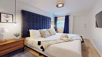Casa Hotels Elegant 2BR Suite in Leslieville