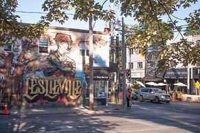 Casa Hotels Chic Suite Fireplace Leslieville