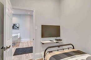 Casa Hotels Chic Suite Fireplace Leslieville