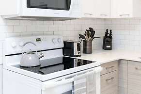 Casa Hotels Chic Suite Fireplace Leslieville