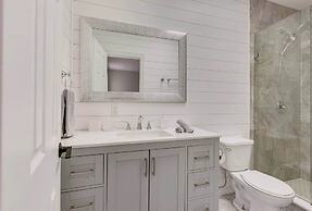 Elegant Suite w Patio, BBQ Grill!