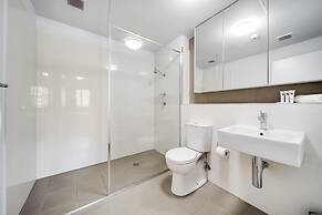 Spacious 2-bed Conveniently by Lake Tuggeranong