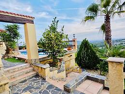 Charming Villa With Private Garden