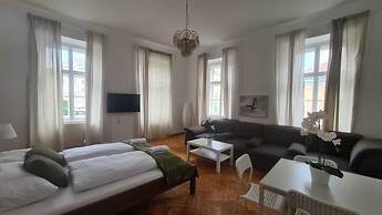 Chic 3BR Belvedere Apartment