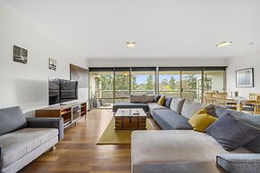 Bright 2-bed With Private Balcony