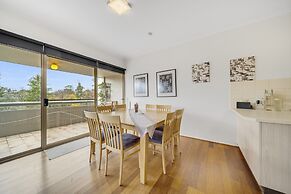 Bright 2-bed With Private Balcony