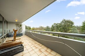 Bright 2-bed With Private Balcony