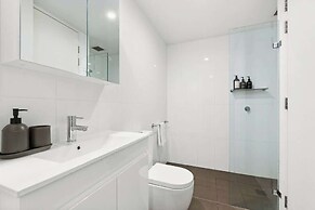Central Art-filled 2 Beds With Balcony Aircon