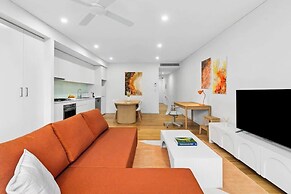 Central Art-filled 2 Beds With Balcony Aircon