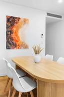 Central Art-filled 2 Beds With Balcony Aircon