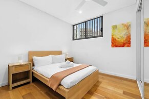 Central Art-filled 2 Beds With Balcony Aircon