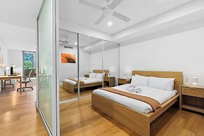 Central Art-filled 2 Beds With Balcony Aircon