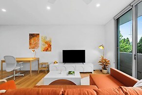 Central Art-filled 2 Beds With Balcony Aircon