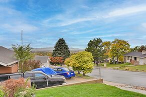 Mountain-view Retreat w/ Hot Tub in Centerville!