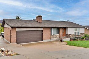 Mountain-view Retreat w/ Hot Tub in Centerville!