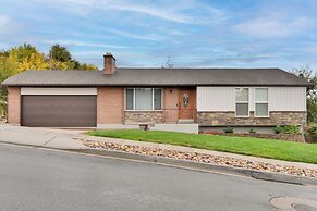 Mountain-view Retreat w/ Hot Tub in Centerville!