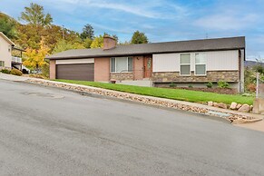 Mountain-view Retreat w/ Hot Tub in Centerville!