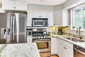Mountain-view Retreat w/ Hot Tub in Centerville!