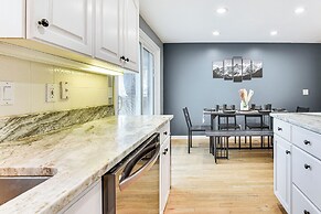 Mountain-view Retreat w/ Hot Tub in Centerville!