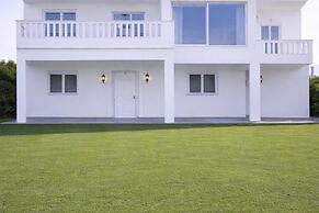 Caecilia Lawrence Bio Sea Villa - Sleeps 12