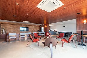 Beachfront Building With Pool and gym - Arus