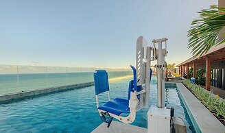 Beachfront Building With Pool and gym - Arus