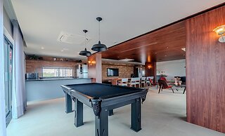 Beachfront Building With Pool and gym - Arus