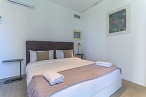 GlassHaus Rooftop 2-BR & Pool in Ghazir