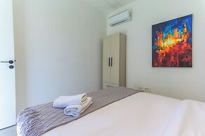 GlassHaus Rooftop 2-BR & Pool in Ghazir