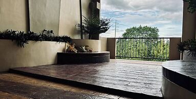 Spacious Central Davao City Getaway - Spacious Apartment With Shared P
