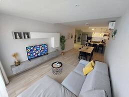 Modern 3BR Apt With Large Balcony