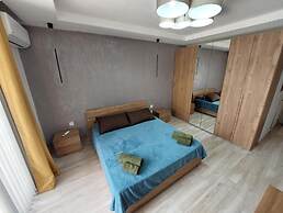 Modern 3BR Apt With Large Balcony
