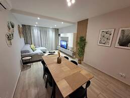Modern 3BR Apt With Large Balcony
