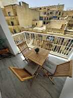 Modern 3BR Apt With Large Balcony