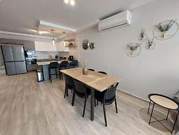 Modern 3BR Apt With Large Balcony