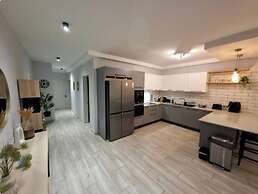 Modern 3BR Apt With Large Balcony